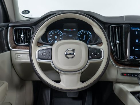 Used 2021 Volvo XC60 T6 Momentum w/ Advanced Package AWD/4WD image 17