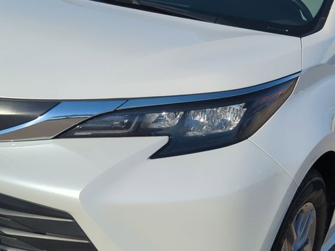 Used 2024 Toyota Sienna XLE image 11