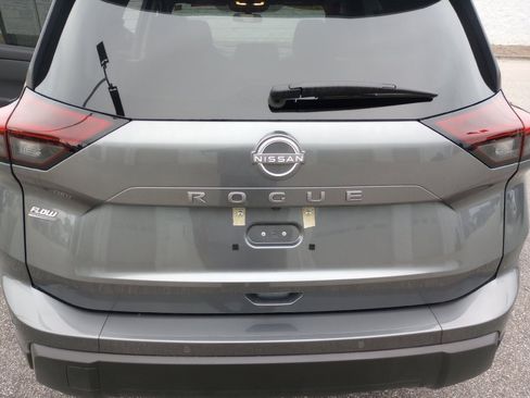 Used 2025 Nissan Rogue S FWD image 16
