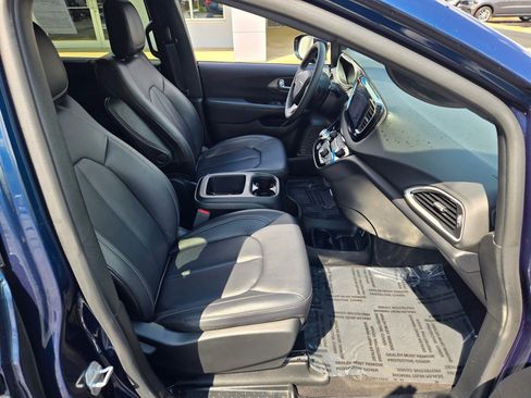 Used 2025 Chrysler Pacifica Select image 7