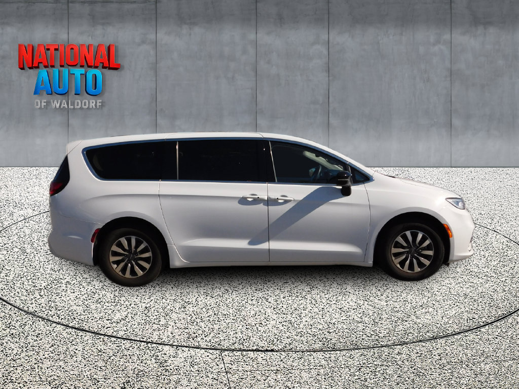 Used 2024 Chrysler Pacifica Limited FWD image 4