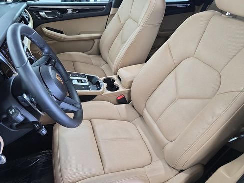 Certified 2025 Porsche Macan image 5