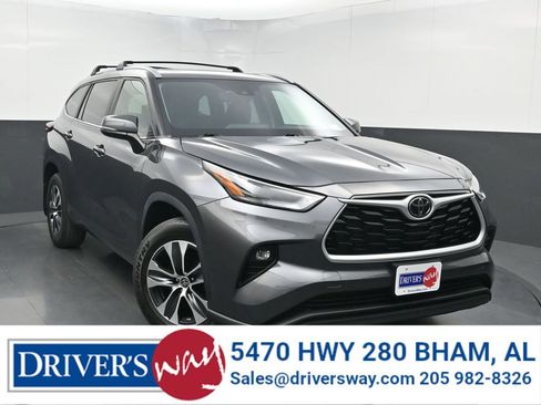 Used 2023 Toyota Highlander XLE AWD/4WD image 1