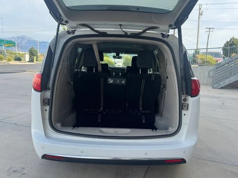 Used 2018 Chrysler Pacifica Touring-L FWD image 17