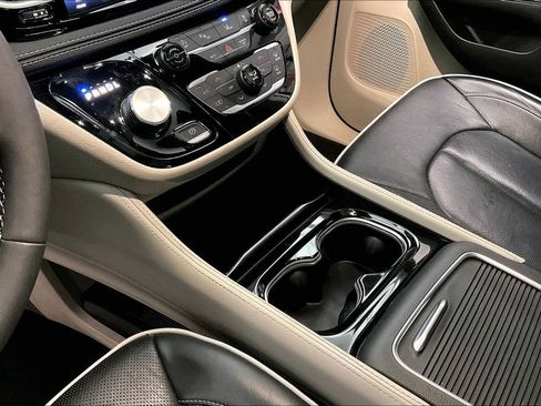 Used 2023 Chrysler Pacifica Limited FWD image 19
