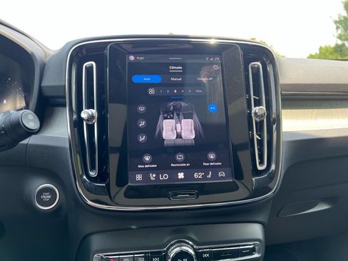 Certified 2025 Volvo XC40 B5 Core AWD/4WD image 17