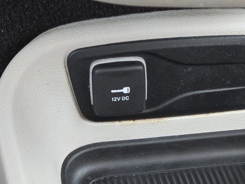 Used 2023 Chrysler Pacifica Touring-L image 8