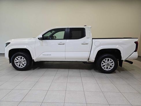 Certified 2025 Toyota Tacoma SR5 w/ SR5 Upgrade Package AWD/4WD image 3