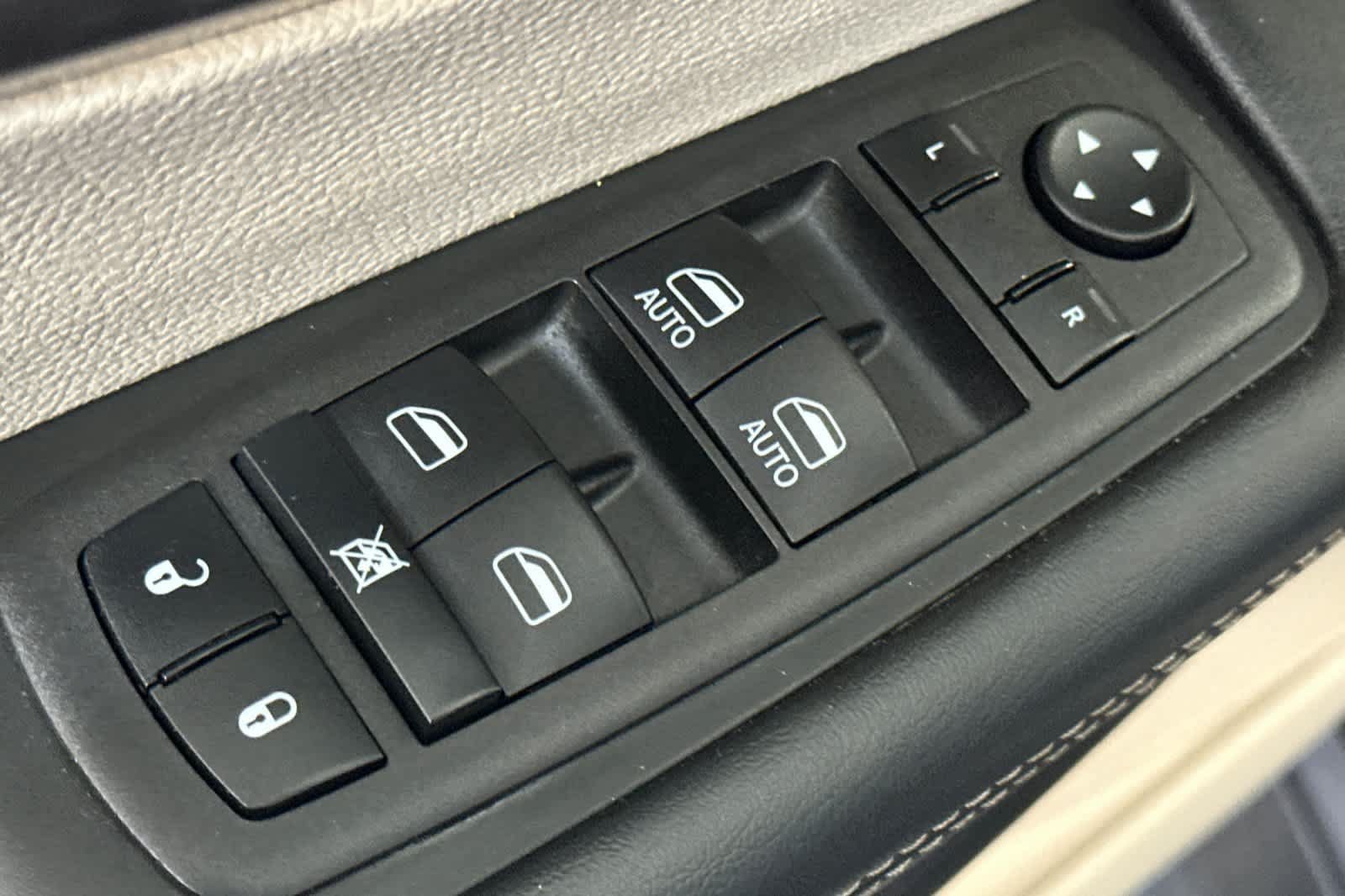 Used 2023 Chrysler Pacifica Touring-L FWD image 16