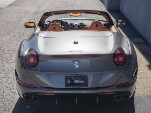 Used 2015 Ferrari California T image 4