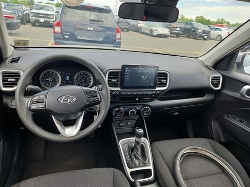 Used 2021 Hyundai Venue SE FWD image 4