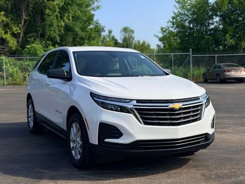 Used 2024 Chevrolet Equinox LS w/ LS Convenience Package FWD image 3