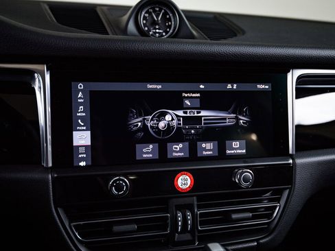 Certified 2026 Porsche Macan image 18