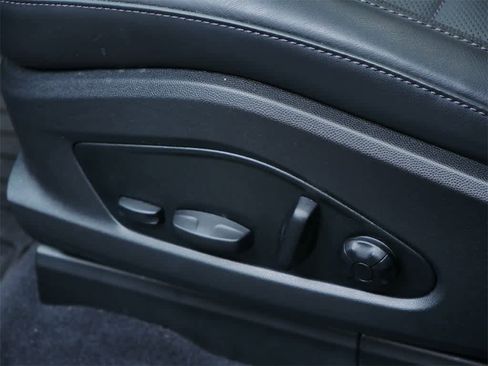 Used 2025 Porsche Macan 4 Electric image 12