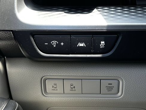 Used 2023 Kia Carnival LX FWD image 24