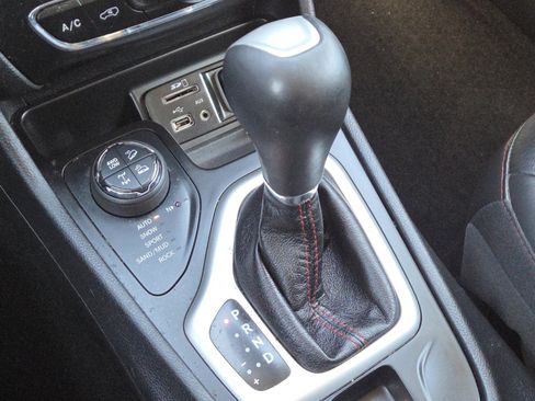 Used 2018 Jeep Cherokee Trailhawk w/ Cold Weather Group image 31