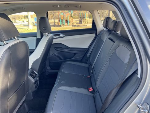 Certified 2025 Volkswagen Taos SE w/ Panoramic Sunroof Package image 30