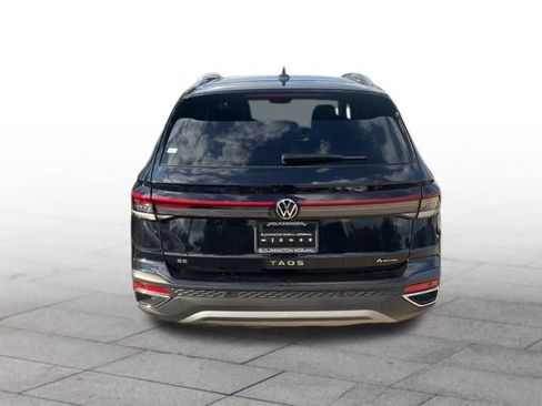 Used 2025 Volkswagen Taos SE image 5