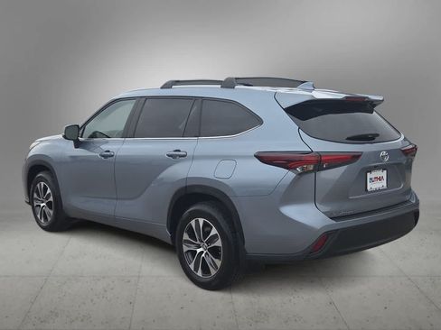 Certified 2024 Toyota Highlander XLE FWD image 5