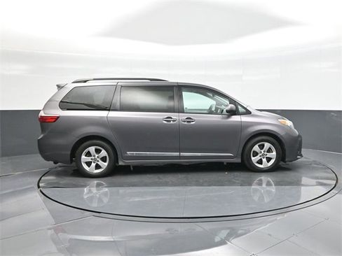 Used 2020 Toyota Sienna LE image 26