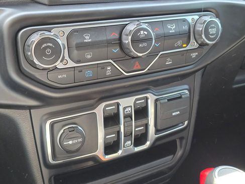 Used 2022 Jeep Wrangler Unlimited Sahara AWD/4WD image 21