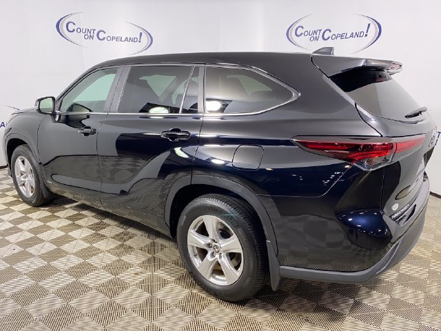 Used 2024 Toyota Highlander LE AWD/4WD image 4