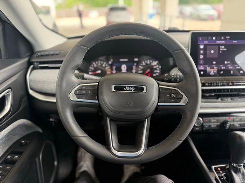 Used 2022 Jeep Compass Latitude image 23
