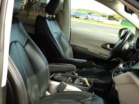 Used 2018 Chrysler Pacifica Touring-L FWD image 57