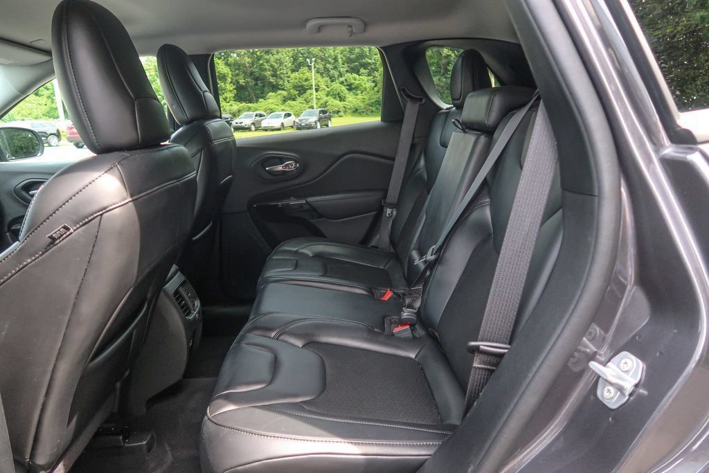 Used 2021 Jeep Cherokee Latitude Plus AWD/4WD image 19