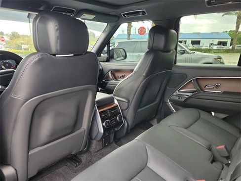 Certified 2024 Land Rover Range Rover SE image 17