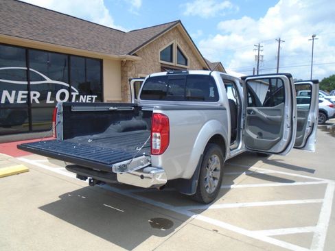 Used 2014 Nissan Frontier SL RWD image 22