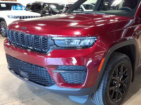 Used 2024 Jeep Grand Cherokee Altitude AWD/4WD image 9