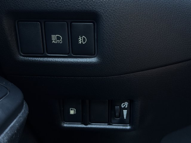 Used 2018 Toyota C-HR XLE FWD image 21