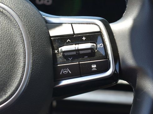 Used 2025 Kia Carnival FWD image 16