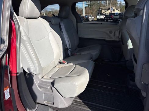 Used 2021 Toyota Sienna XLE image 8