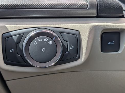 Used 2019 Ford Fusion SE FWD image 26