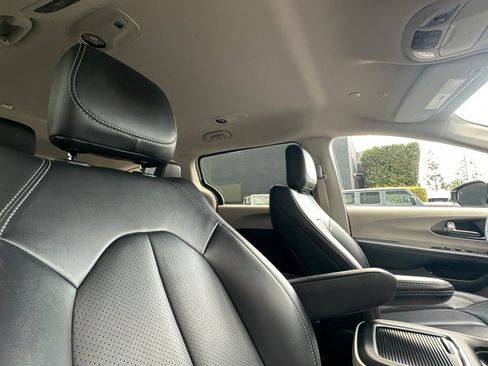 Used 2024 Chrysler Pacifica Limited FWD image 18