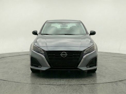Used 2025 Nissan Altima 2.5 SV FWD image 2