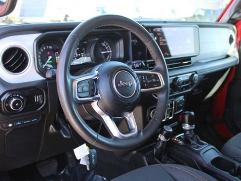Used 2024 Jeep Wrangler Unlimited Sahara AWD/4WD image 15