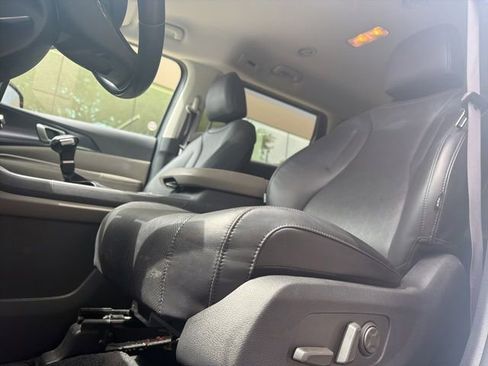 Used 2025 Kia Carnival FWD image 5