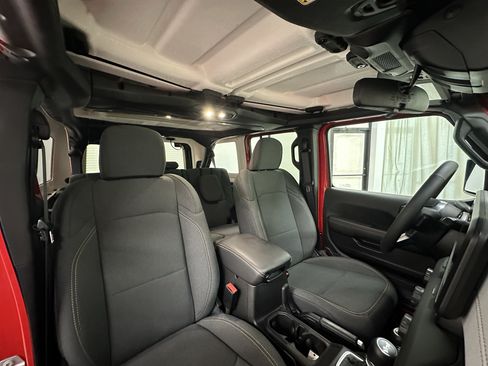 Used 2025 Jeep Wrangler Unlimited Sahara AWD/4WD image 21