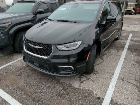 Used 2024 Chrysler Pacifica Select image 2