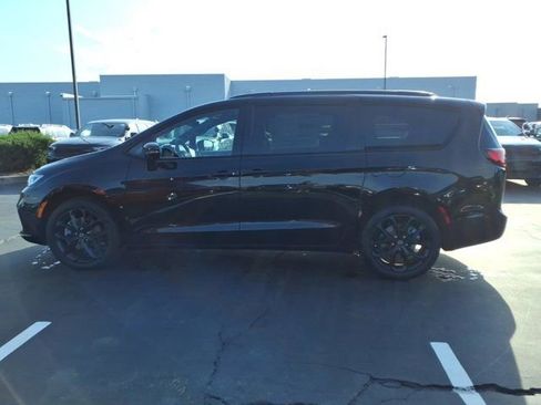 New 2026 Chrysler Pacifica Limited image 3
