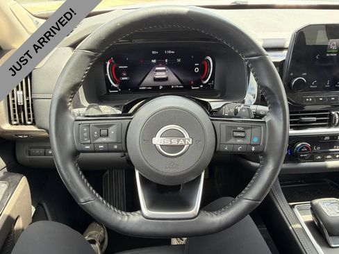 Used 2023 Nissan Pathfinder Platinum w/ Black Appearance Package AWD/4WD image 10