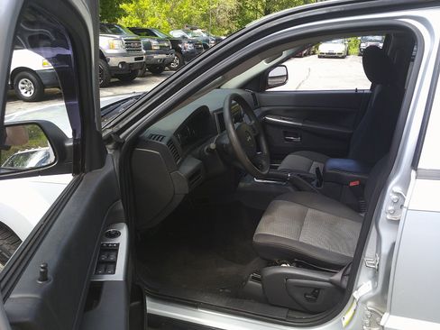 Used 2010 Jeep Grand Cherokee Laredo AWD/4WD image 9