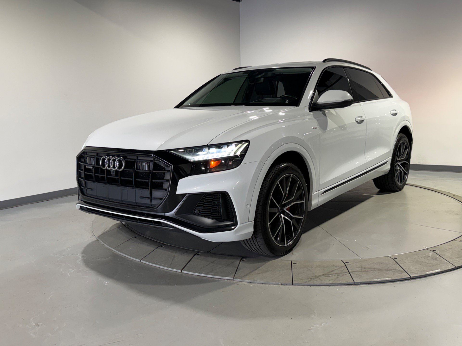 Used 2019 Audi Q8 Prestige w/ Luxury Package AWD/4WD image 2