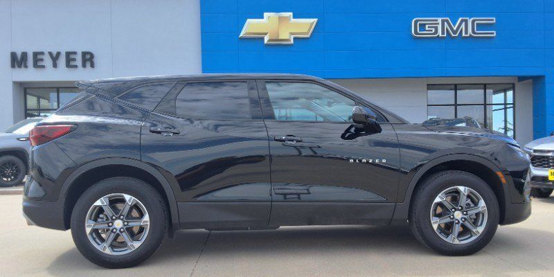 Used 2025 Chevrolet Blazer LT AWD/4WD image 1