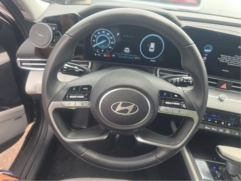 Used 2025 Hyundai Elantra Limited FWD image 4