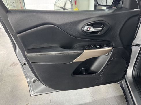 Used 2017 Jeep Cherokee Limited AWD/4WD image 16