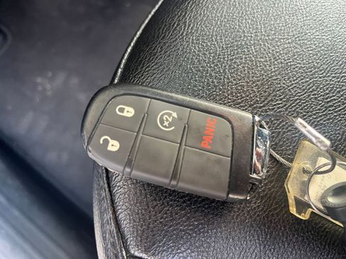 Used 2025 Jeep Compass Limited image 21